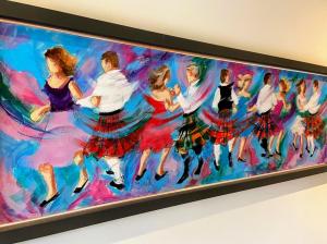 un dipinto di ballerini appeso a un muro di The Lochend Residence a Edimburgo