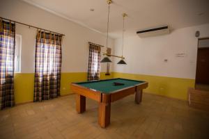 una habitación con una mesa de ping pong. en HI Alcoutim – Pousada de Juventude, en Alcoutim