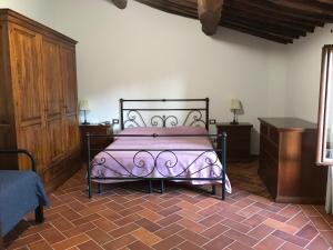 a bedroom with a purple bed in a room at Rosa di Maggio in Pari