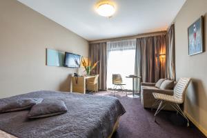 Postel nebo postele na pokoji v ubytování Niebieski Art Hotel & Spa