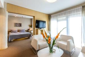 Postel nebo postele na pokoji v ubytování Niebieski Art Hotel & Spa