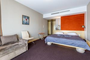 Postel nebo postele na pokoji v ubytování Niebieski Art Hotel & Spa