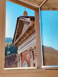 una finestra con vista su un edificio di Il Cavalier Veggiani B&B a Mercato Saraceno