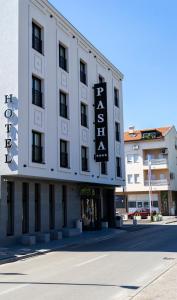 um edifício branco com um sinal na lateral em Hotel Pasha em Mostar