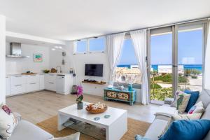 salon z widokiem na ocean w obiekcie Modern House With Panoramic Sea View In Mallorca w mieście Son Serra de Marina