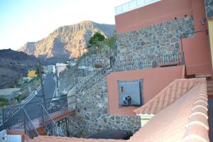 un edificio con una pared de piedra con una ventana en él en Las Medinas Apartamentos, en Las Palmas de Gran Canaria 35 fotos más