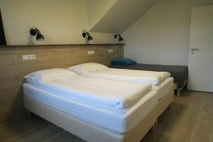Tempat tidur dalam kamar di Dilksnes Guesthouse