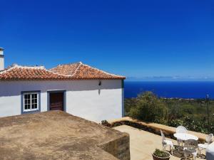 Cette maison blanche offre une vue sur l'océan. dans l'établissement vivienda vacacional Benilde, à Breña Alta