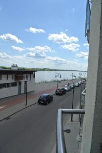 vistas a una calle con coches aparcados en la carretera en Apartament Panorama, en Tczew