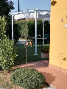 een achtertuin met een picknicktafel en een pergola bij Il Nido in Lucca