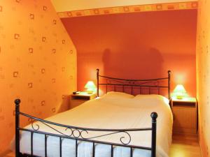 ein Schlafzimmer mit einem Bett mit zwei Lampen an zwei Tischen in der Unterkunft Holiday Home Les Cormorans by Interhome in Trégastel