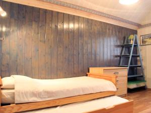トレガステルにあるHoliday Home Les Cormorans by Interhomeの木製の壁のベッドルーム1室(ベッド1台、はしご付)