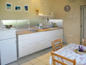 Gallery image of Apartment Elena - MLK351 by Interhome in Rasopasno