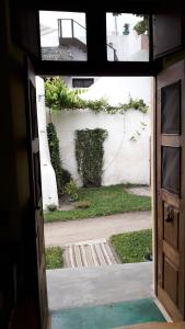an open door with a view of a yard at Jardim dos Aloés, Unique B&B - Casa de Charme in Ilha de Moçambique
