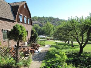 Apartment Stegeborg Norrkrog by Interhome في Norrkrog: حديقة بها طاولات نزهة واشجار بجوار مبنى
