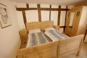 מיטה או מיטות בחדר ב-Historisch übernachten Brinkerplatz 3