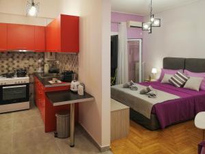Kuchyňa alebo kuchynka v ubytovaní Stylish Modern Studio in the Heart of Athens + 28 fotografií