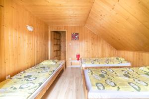 Łóżko lub łóżka w pokoju w obiekcie Domki Kaper Karwia