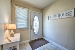 Galeriebild der Unterkunft Retreat with BBQ and Balcony 1 Block to Boardwalk! in Wildwood