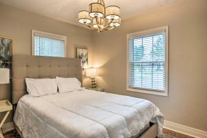 En eller flere senge i et værelse på Updated Lexington Apartment Near Downtown, UK!