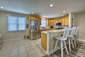 Galeriebild der Unterkunft Retreat with BBQ and Balcony 1 Block to Boardwalk! in Wildwood + 22 Fotos