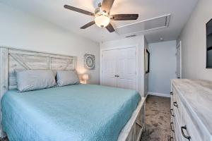 Voodi või voodid majutusasutuse Retreat with BBQ and Balcony 1 Block to Boardwalk! toas