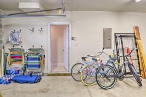 Rattasõit majutusasutuse Retreat with BBQ and Balcony 1 Block to Boardwalk! aladel või selle läheduses