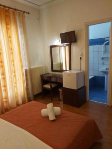 A bed or beds in a room at Ξενοδοχείο Acropol