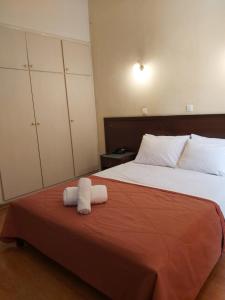 A bed or beds in a room at Ξενοδοχείο Acropol