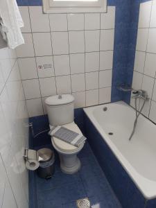 A bathroom at Ξενοδοχείο Acropol