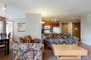 ein Wohnzimmer mit zwei Sofas und einem Couchtisch in der Unterkunft Town Plaza Suites in Whistler