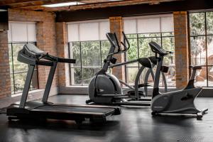 The fitness centre and/or fitness facilities at Factoria Hotel