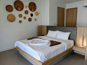 通萨拉Samutra Residences的卧室里有一张铺着白色床单的大床 更多37张照片