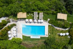 - une vue aérienne sur la piscine dans la cour dans l'établissement Laticastelli Country Relais, à Rapolano Terme