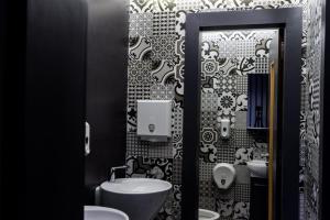 盖尼特拉Hotel Vitality Terminus的浴室设有黑色和白色图案的墙壁 更多17张照片