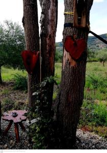 uma árvore com corações pintados ao lado dela em L'Oasi em Auletta