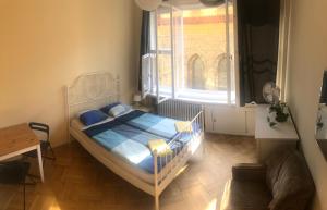 ein kleines Schlafzimmer mit einem Bett und einem Fenster in der Unterkunft Ragtime in Prag