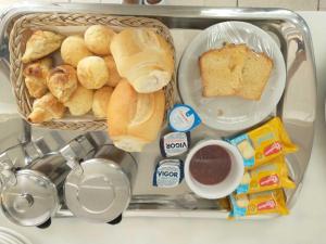 a lunch box with pastries and other food items at Hotel Fita Azul in Ilhabela