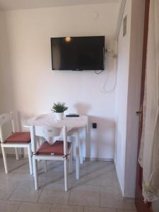 TV a/nebo společenská místnost v ubytování Apartmani Pilon