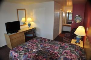 Postel nebo postele na pokoji v ubytování Uptown Inn