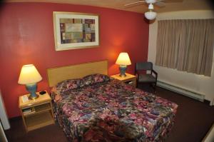 Postel nebo postele na pokoji v ubytování Uptown Inn + 30 fotografií