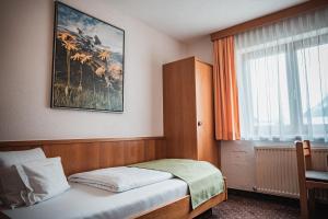 Postel nebo postele na pokoji v ubytování Hotel Garni Romantika