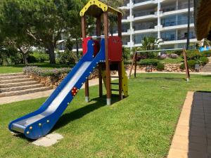 ein Spielplatz mit Rutsche in einem Park in der Unterkunft Mi Capricho, Luxury Apartment in Mijas Costa
