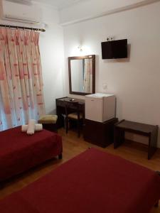 A bed or beds in a room at Ξενοδοχείο Acropol