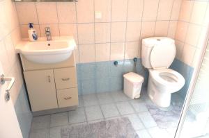 Ванна кімната в Villa Mikalef