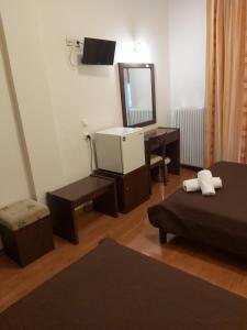 A bed or beds in a room at Ξενοδοχείο Acropol