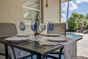 Un restaurante o sitio para comer en SunKissed in St Pete is a 3 BR Home with Heated Pool and great outdoor space Near the Beach
