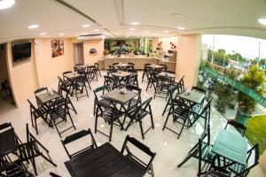 聖塔倫的住宿－Pôr do Sol Hotel，一间空餐厅,配有桌椅