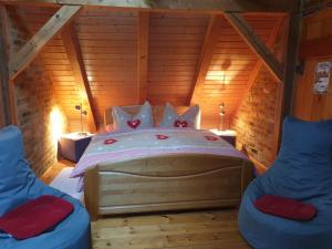 A bed or beds in a room at Im Dreiländereck - DOM PRZY TRZECH GRANICACH
