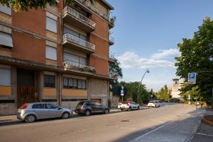 een straat met auto's aan de zijkant van een gebouw bij A CASA DI LEO in Ascoli Piceno
